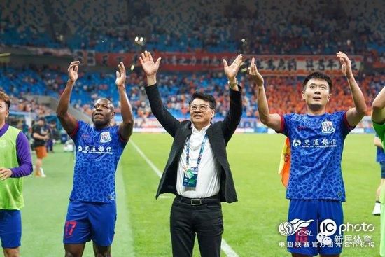 在ktv我被两个男人吃奶